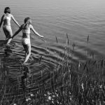 LAC DE LAUGARVATN AVEC PERSONNAGES, SUR LA BERGE DES FUMEROLLES, CERCLE D'OR, GOLDEN CIRCLE, SUD DE L'ISLANDE, EUROPE, ISLANDE